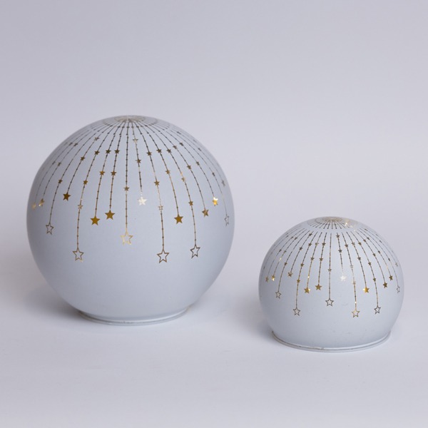 ΓΥΑΛΙΝΗ ΔΙΑΚΟΣΜΗΤΙΚΗ ΜΠΑΛΑ, ΛΕΥΚΗ ΜΑΤ, ΦΩΤΙΖΟΜΕΝΗ, ΜΕ ΑΣΤΕΡΑΚΙΑ, 10cm